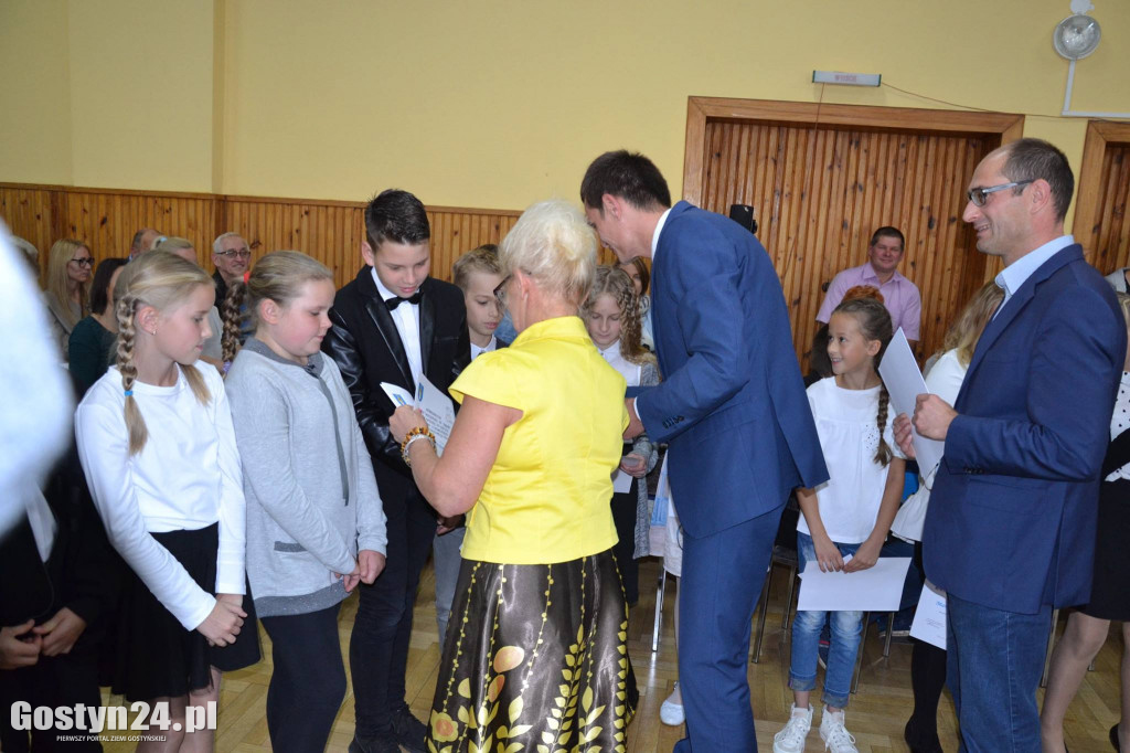 Setka uczniów ze stypendiami od gminy