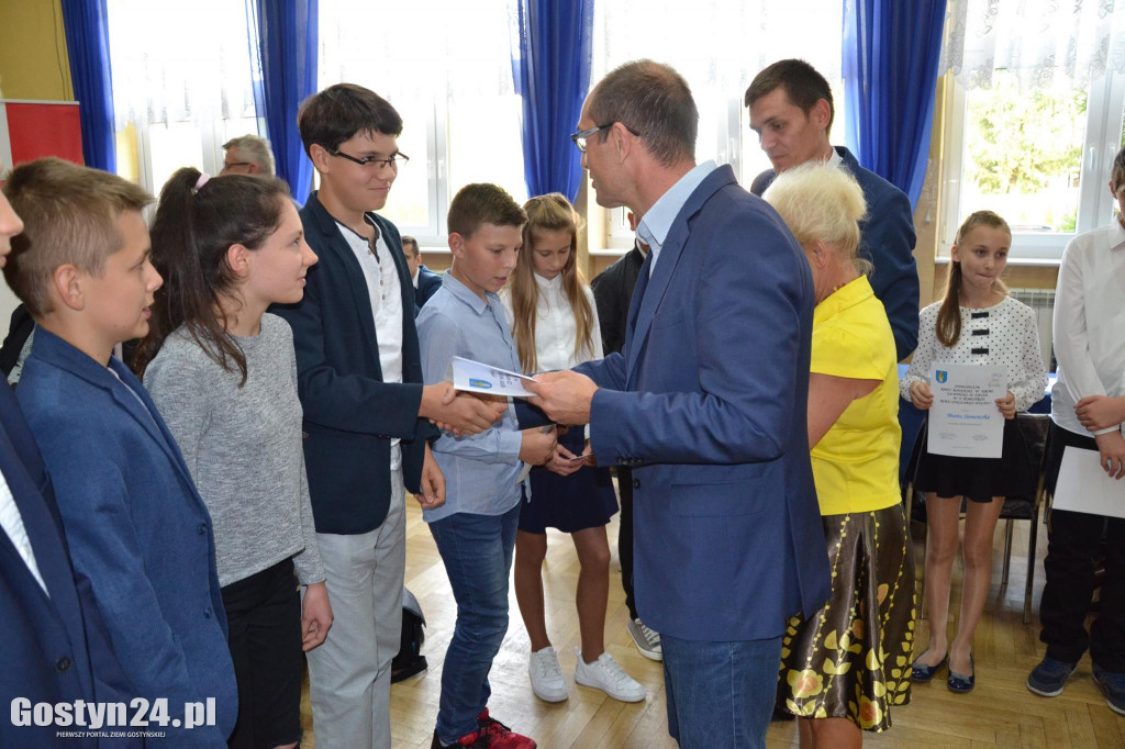 Setka uczniów ze stypendiami od gminy