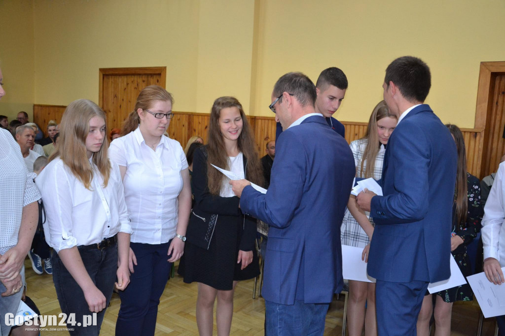 Setka uczniów ze stypendiami od gminy