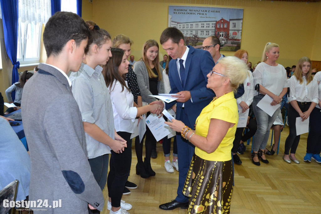 Setka uczniów ze stypendiami od gminy