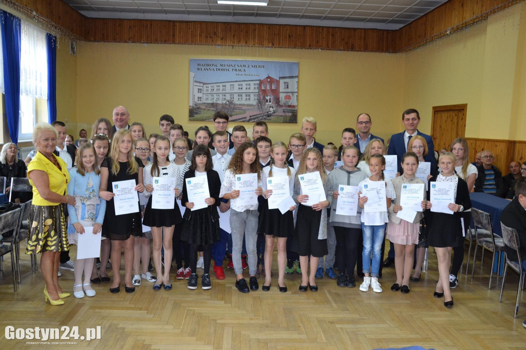 Setka uczniów ze stypendiami od gminy