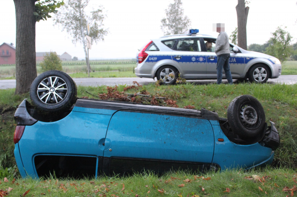 Kierowca renault twingo dachował w rowie