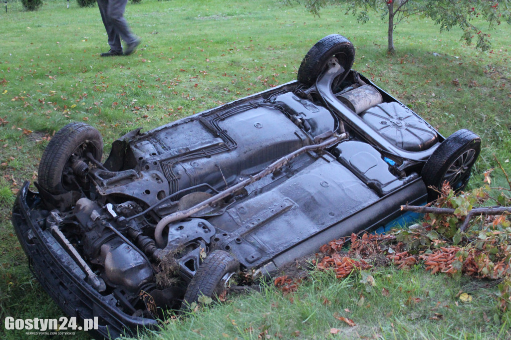 Kierowca renault twingo dachował w rowie
