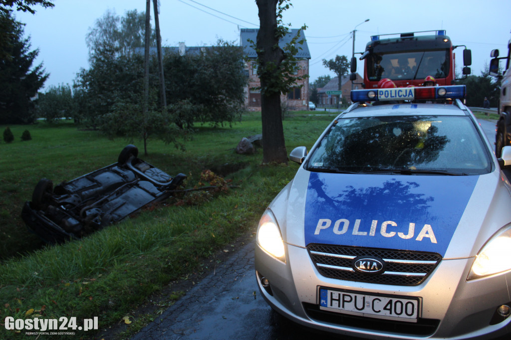 Kierowca renault twingo dachował w rowie