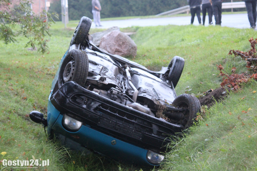 Kierowca renault twingo dachował w rowie
