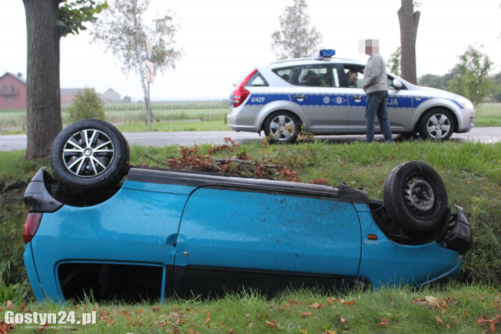 Kierowca renault twingo dachował w rowie