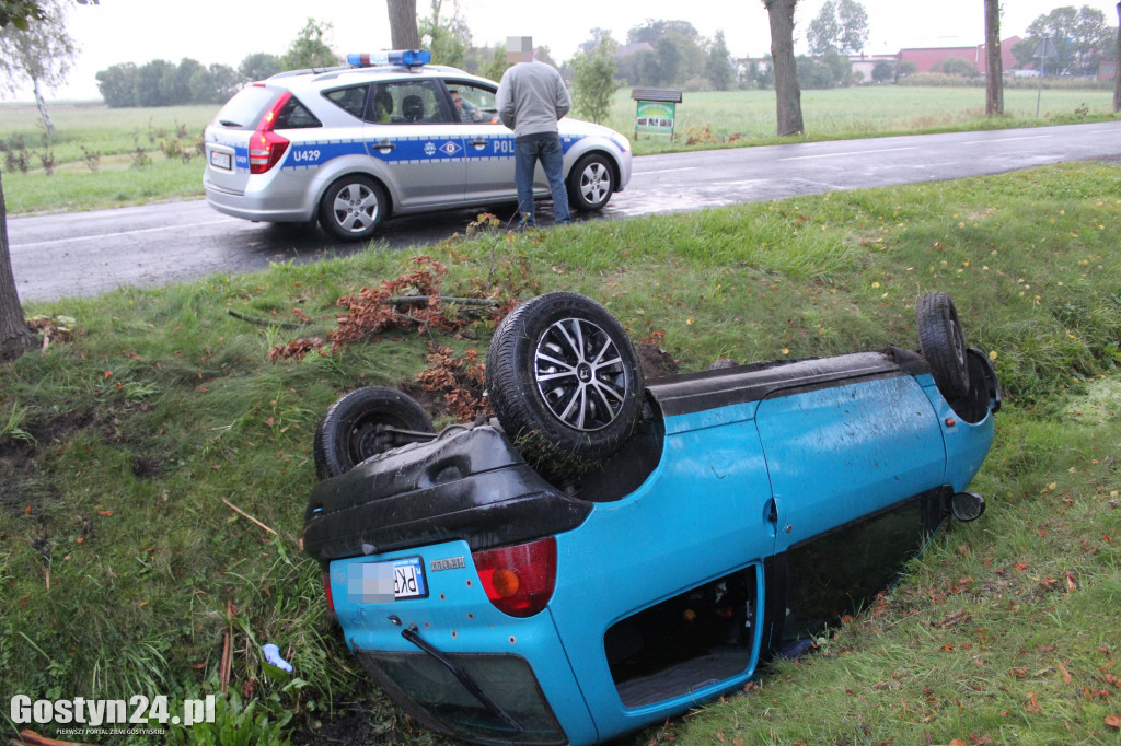 Kierowca renault twingo dachował w rowie