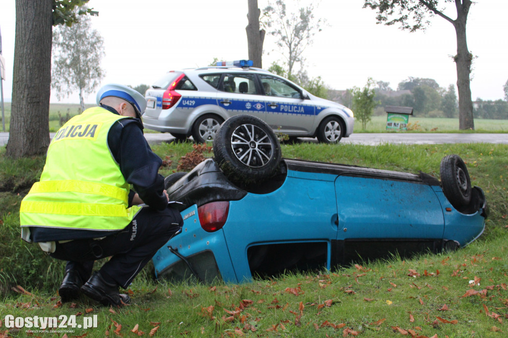 Kierowca renault twingo dachował w rowie