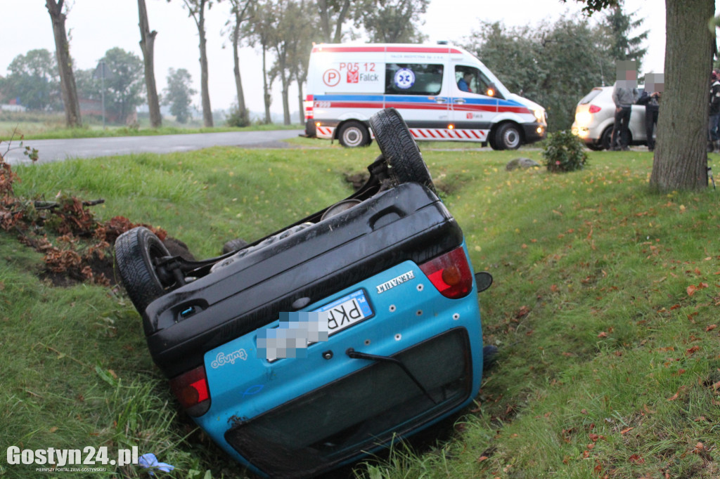 Kierowca renault twingo dachował w rowie
