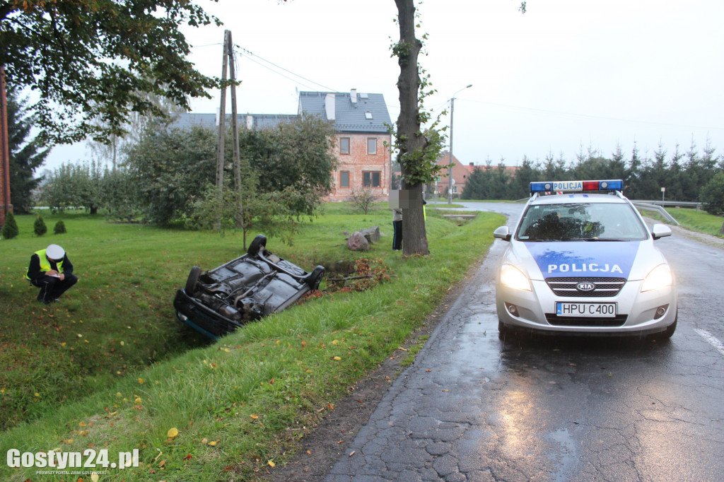 Kierowca renault twingo dachował w rowie