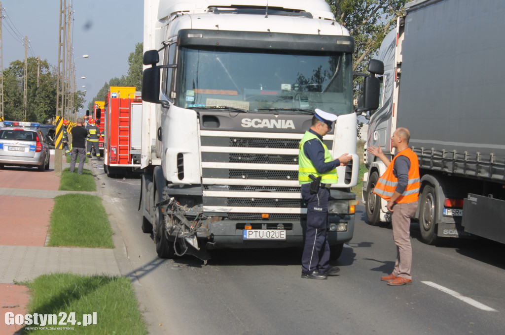 Przewrócony samochód zatarasował chodnik