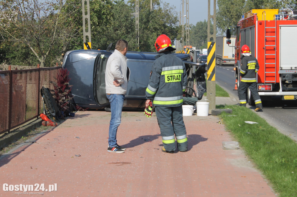 Przewrócony samochód zatarasował chodnik