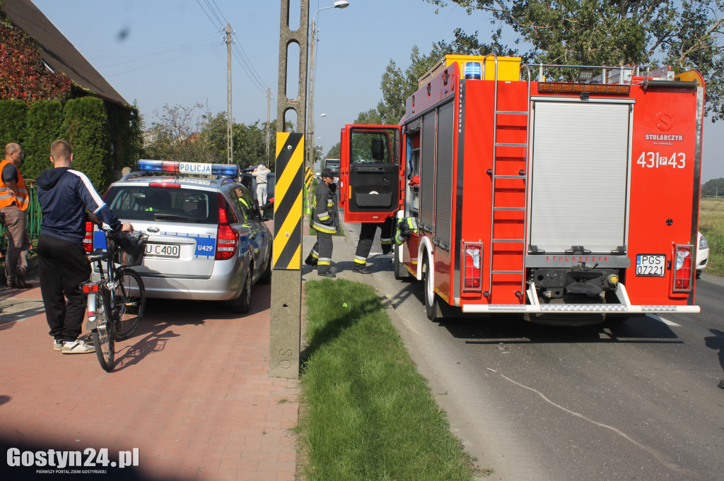 Przewrócony samochód zatarasował chodnik