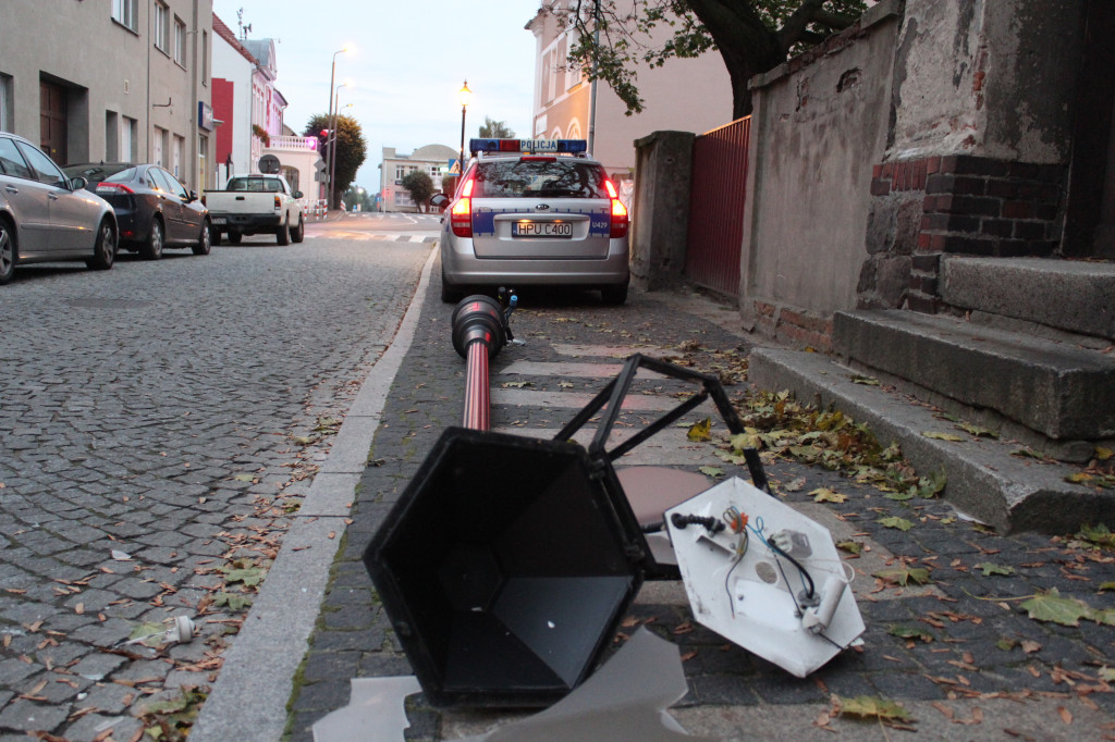 Kolizja z latarnią w centrum Gostynia