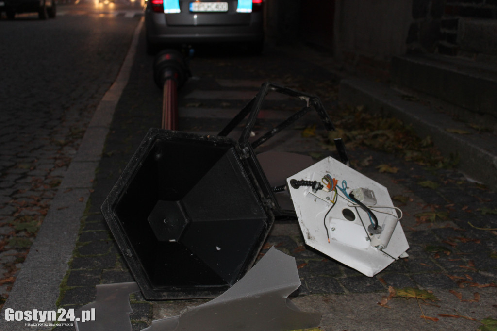 Kolizja z latarnią w centrum Gostynia