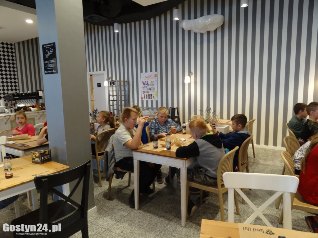 Uczniowie zwiedzali lotnisko jak VIP-y