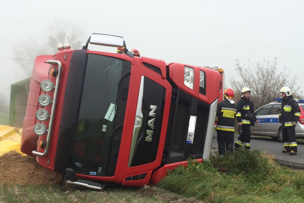 Ciężarówka z otrębami wjechała do rowu
