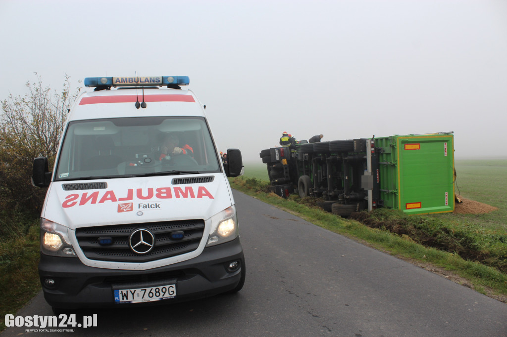 Ciężarówka z otrębami wjechała do rowu