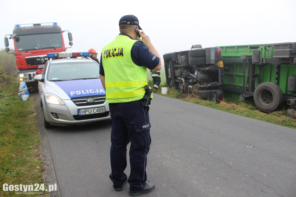 Ciężarówka z otrębami wjechała do rowu