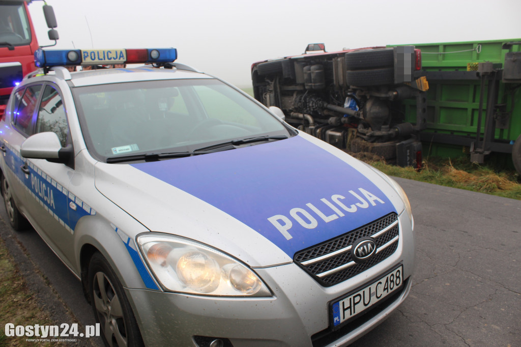 Ciężarówka z otrębami wjechała do rowu