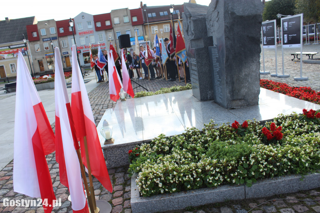 Manifestacja ku czci pomordowanych na gostyńskim rynku