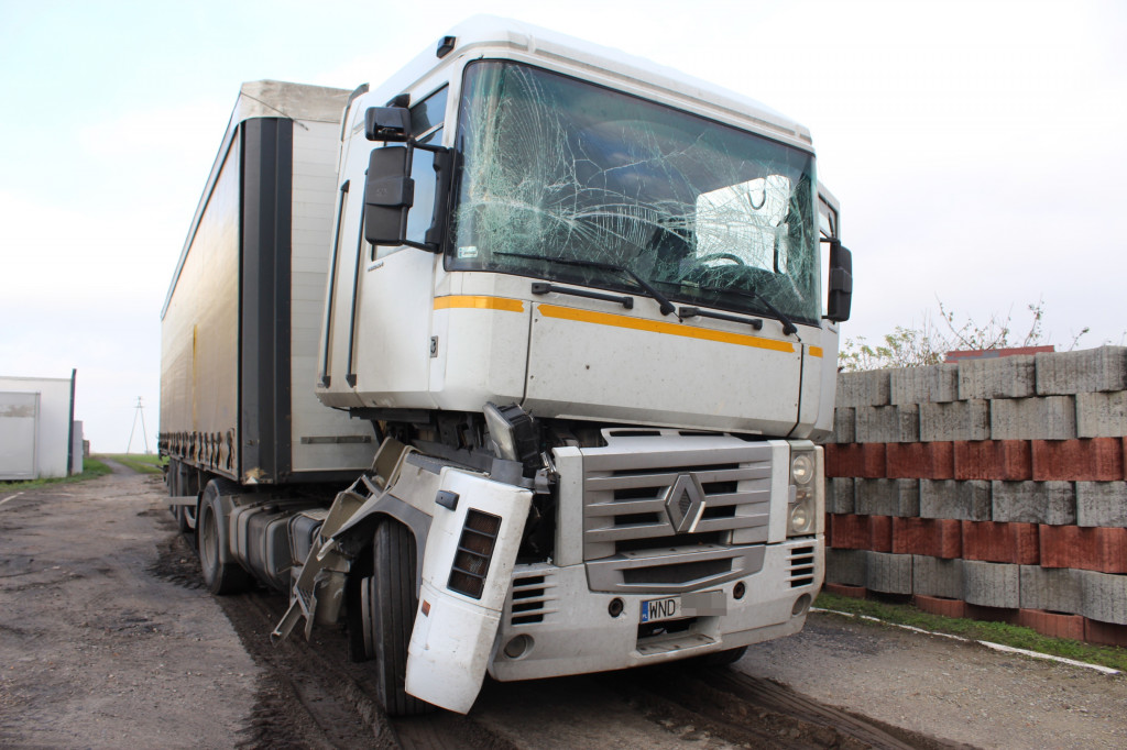 Kolizja tira na krajowej 12 w Piaskach