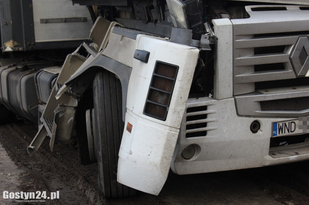 Kolizja tira na krajowej 12 w Piaskach