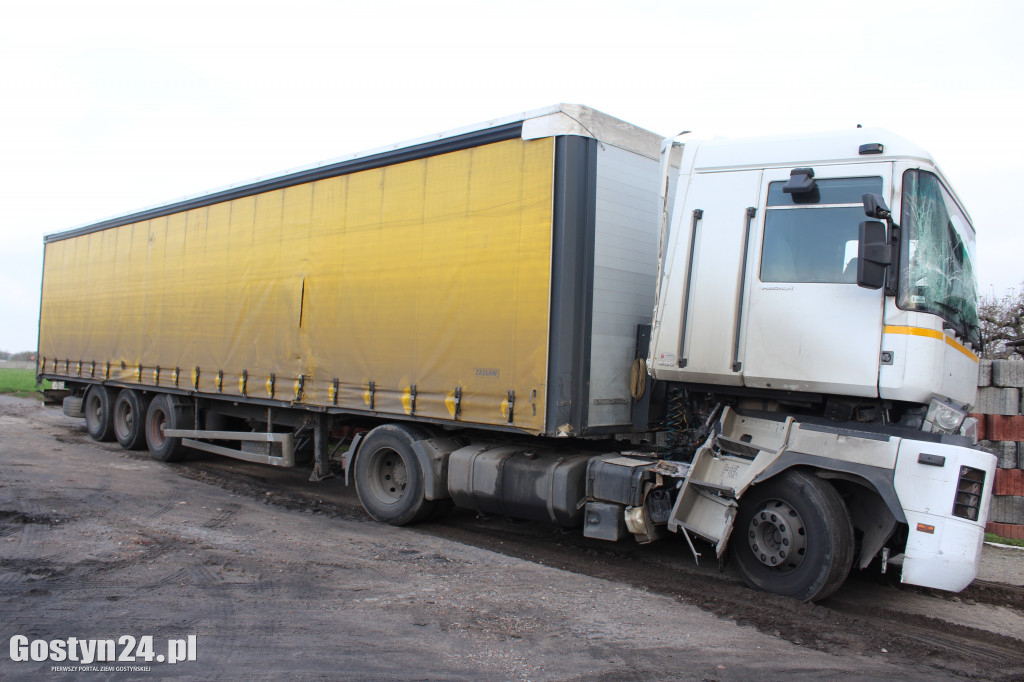 Kolizja tira na krajowej 12 w Piaskach