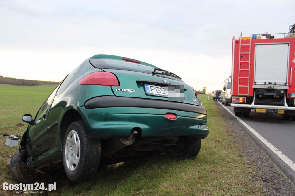 Wypadek samochodu osobowego na krajowej 12