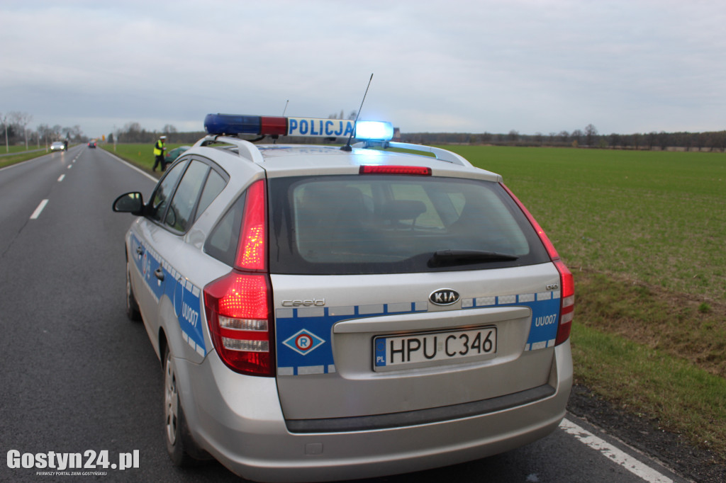 Wypadek samochodu osobowego na krajowej 12