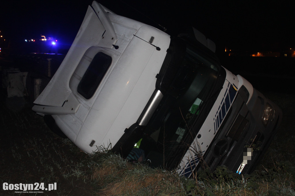 Cysterna z płynnym tłuszczem w rowie
