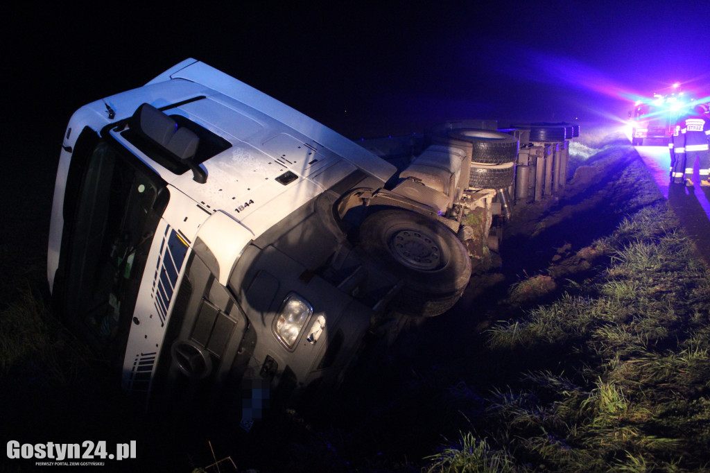 Cysterna z płynnym tłuszczem w rowie