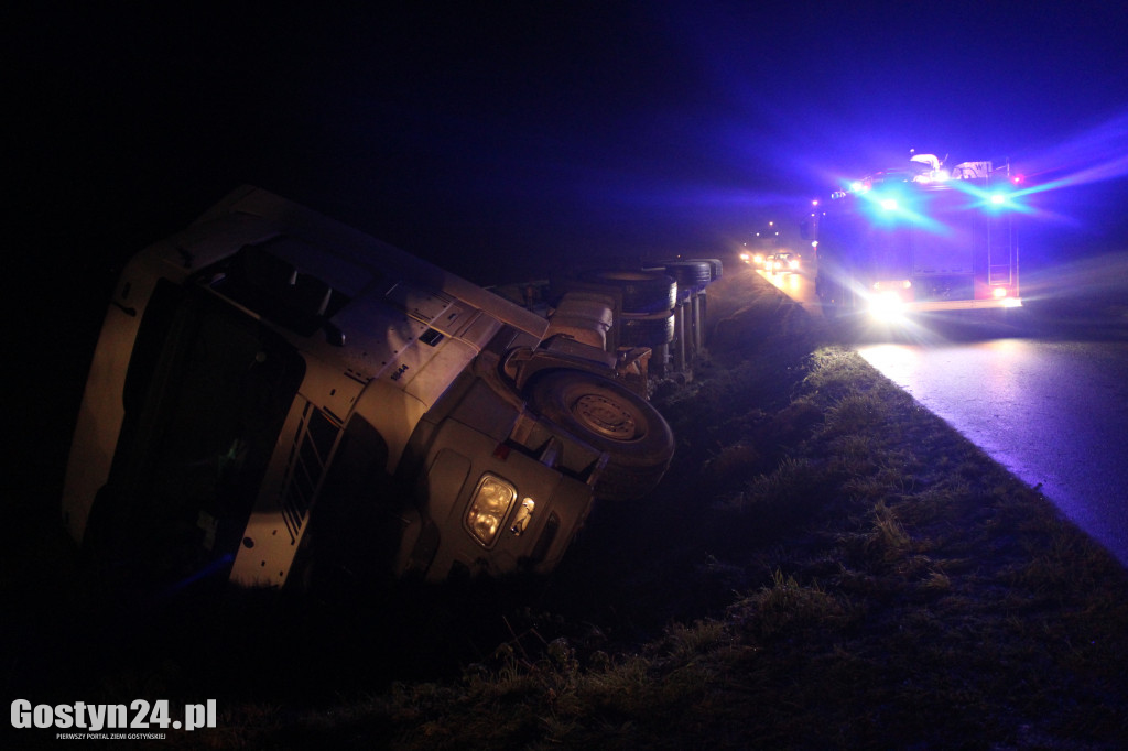 Cysterna z płynnym tłuszczem w rowie