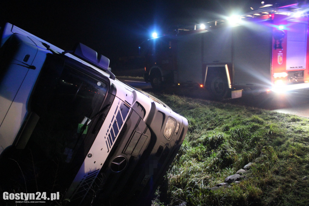 Cysterna z płynnym tłuszczem w rowie