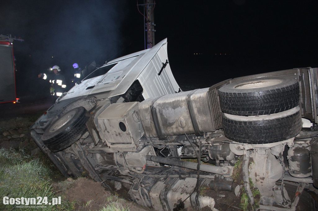 Cysterna z płynnym tłuszczem w rowie