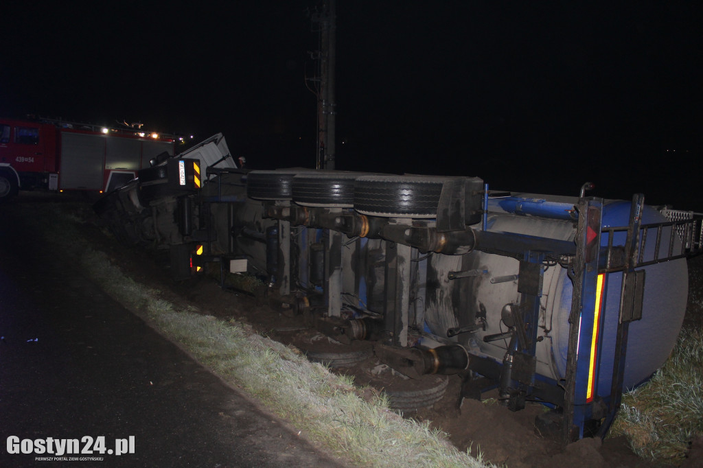 Cysterna z płynnym tłuszczem w rowie