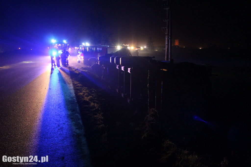 Cysterna z płynnym tłuszczem w rowie