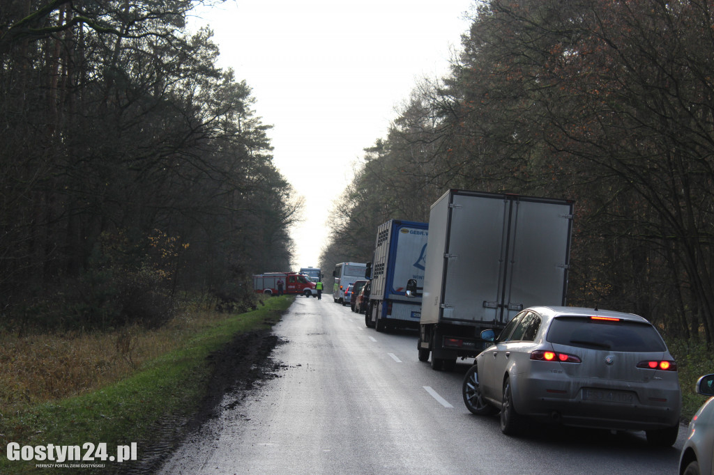 Auto wypadło z drogi na trasie Drzewce-Śmiłowo