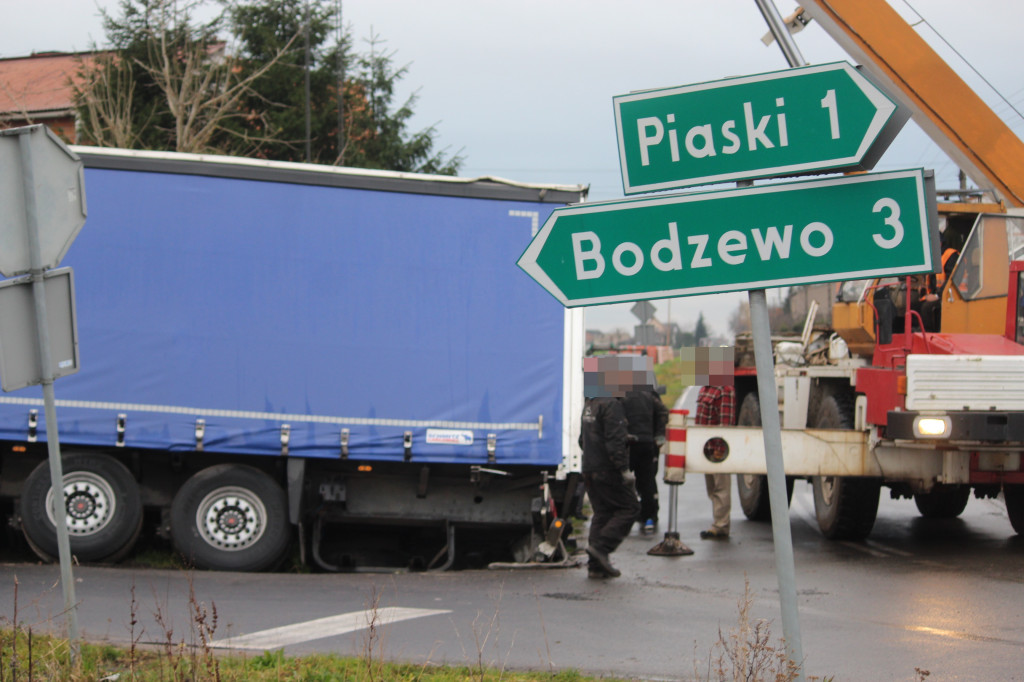 Tir wyładowany papierwem wpadł do rowu