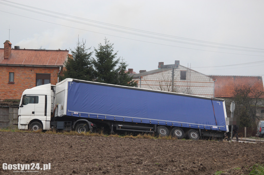 Tir wyładowany papierwem wpadł do rowu