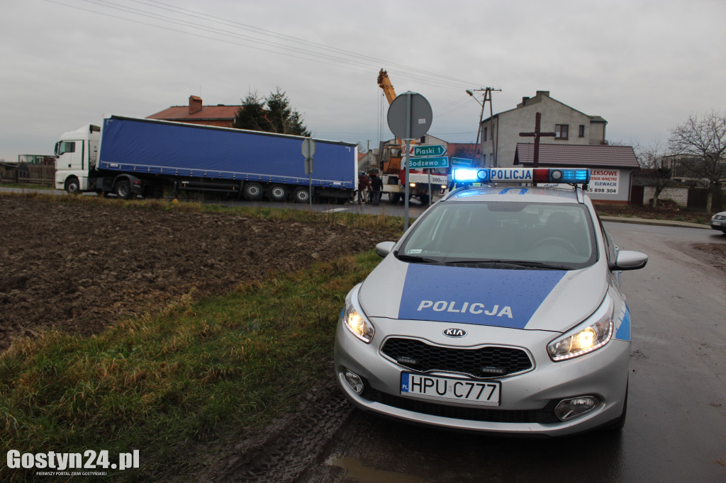 Tir wyładowany papierwem wpadł do rowu