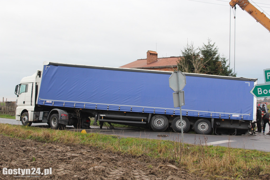 Tir wyładowany papierwem wpadł do rowu