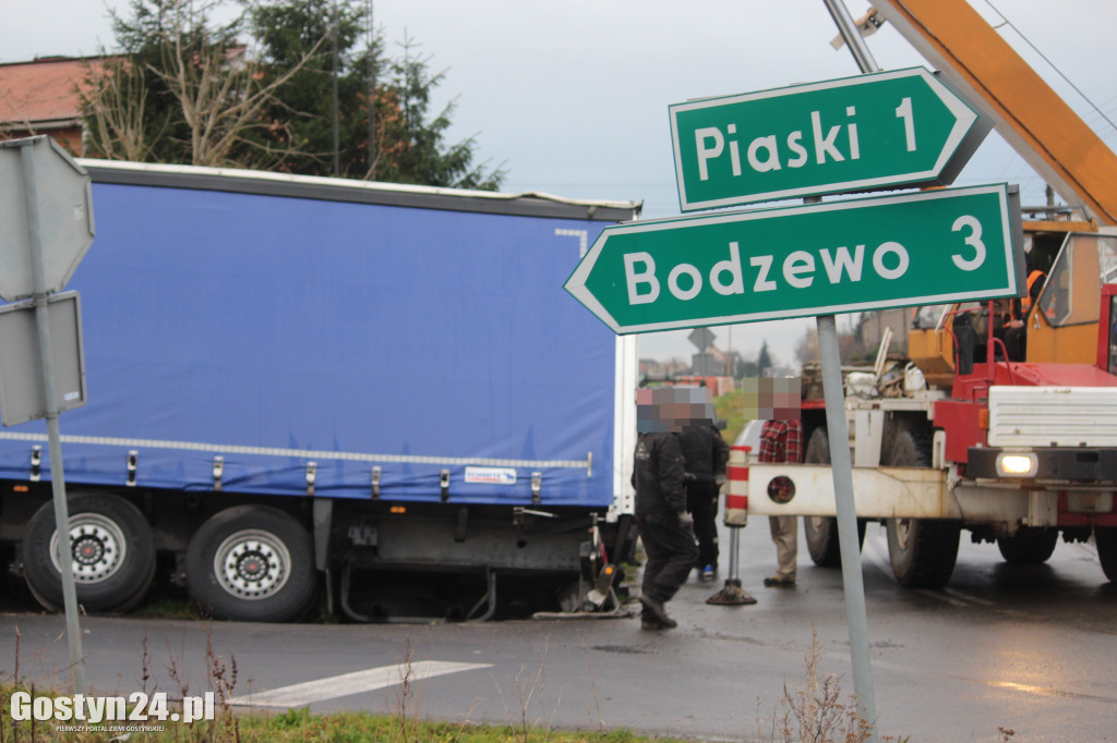 Tir wyładowany papierwem wpadł do rowu
