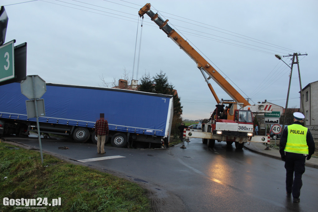 Tir wyładowany papierwem wpadł do rowu