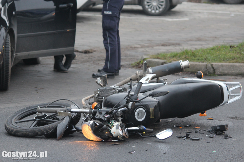 Zderzenie forda z motorowerem na ul. Starogostyńskiej
