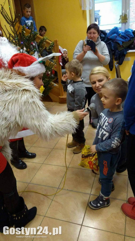 Dzieci z Zalesia odwiedził Święty Mikołaj