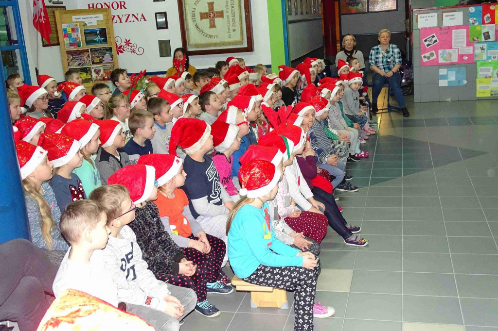 Oglądali spektakle w czapkach mikołajów