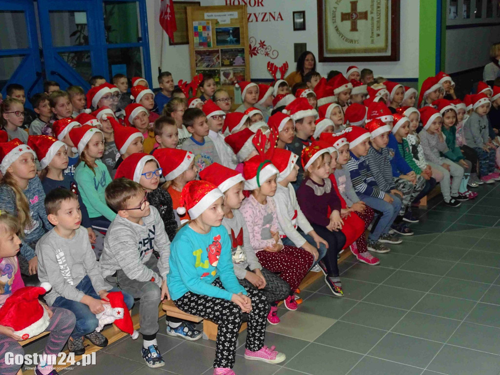Oglądali spektakle w czapkach mikołajów