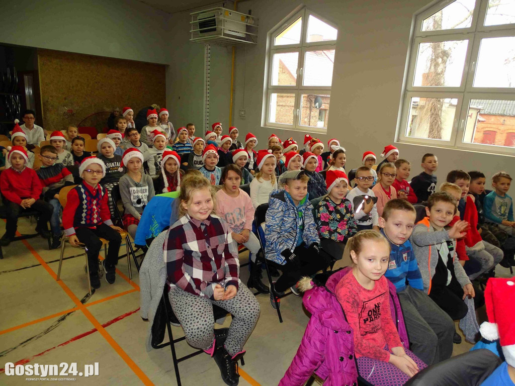 Oglądali spektakle w czapkach mikołajów