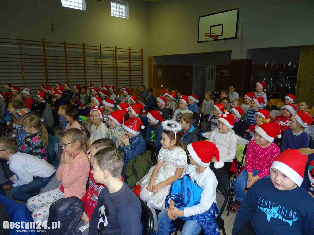 Oglądali spektakle w czapkach mikołajów